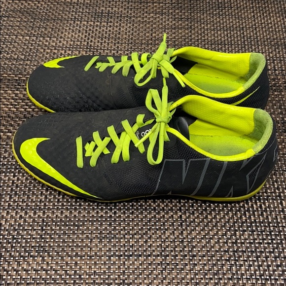 Nike Indoor Soccer Shoes - Picture 3 of 8